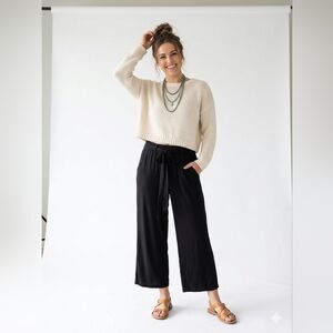 Wide-Leg Drawstring Pants in Black